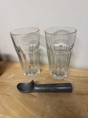 The Pampered Chef Ice cream scoop & Glass Ribbed Tumblers - Set of 2